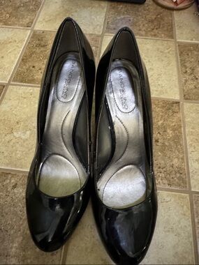 Bandolino Black Patent Round-Toe Heels